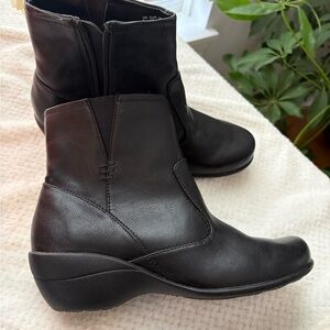 Hush Puppies Leather Side Zip Round Toe Black Ankle Booties Sz 6